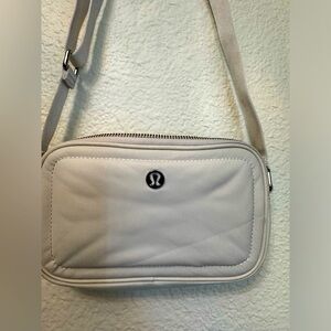 White lululemon shoulder bag 🤍